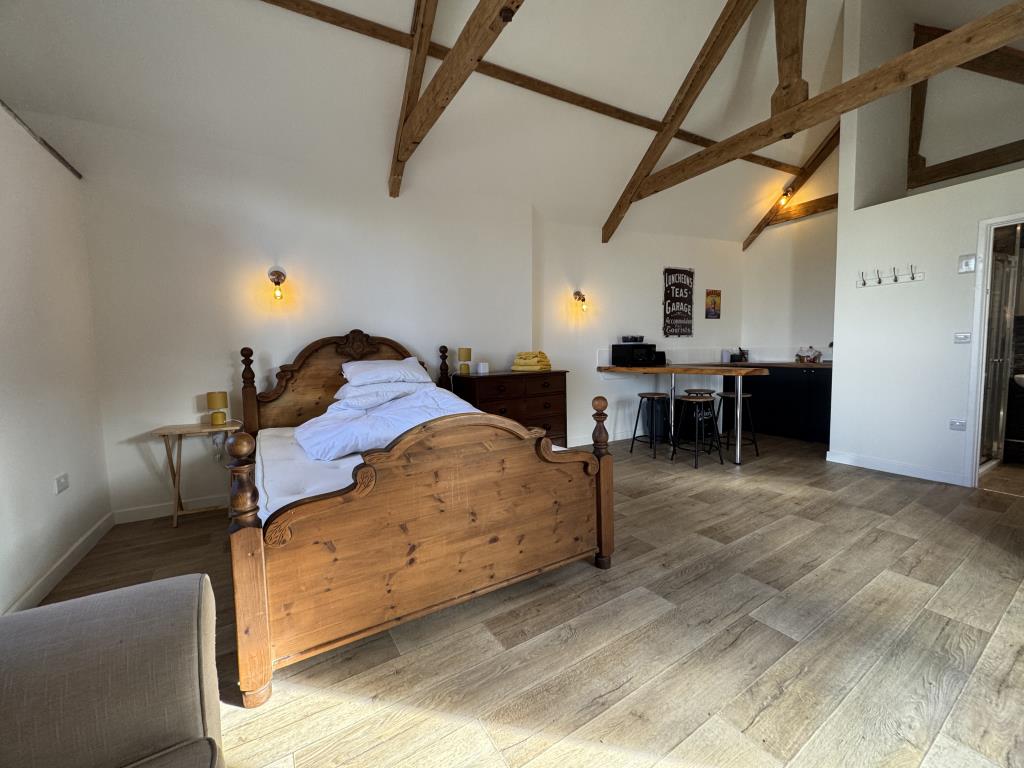 Lot: 115 - PUBLIC HOUSE WITH GUEST ACCOMMODATION - Holiday letting room